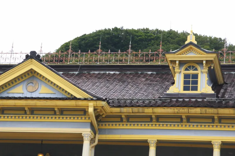 棟飾柵・屋根窓・破風など外観も特徴的な建築様式