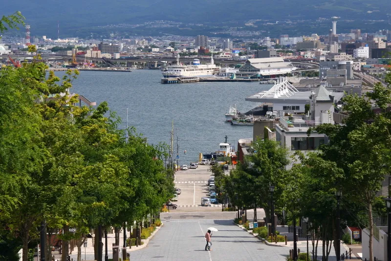 八幡坂の先は摩周丸が停泊する函館港