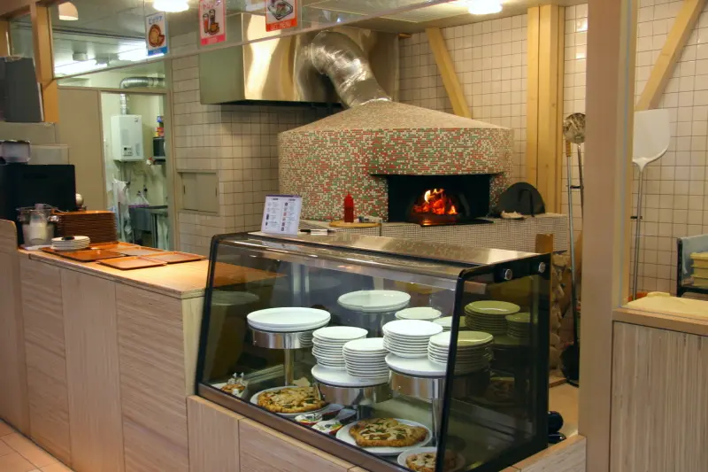 本場ナポリの「薪窯」で焼き上げるピザ専門店「ピッツア工房」