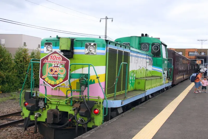 富良野～旭川を走るトロッコ列車「富良野・美瑛ノロッコ号」