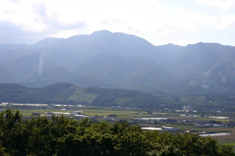 目の前に見える標高１３３１ｍの富良野西岳