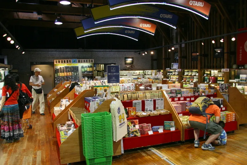 北海道や小樽のお土産が並ぶ物産販売コーナー