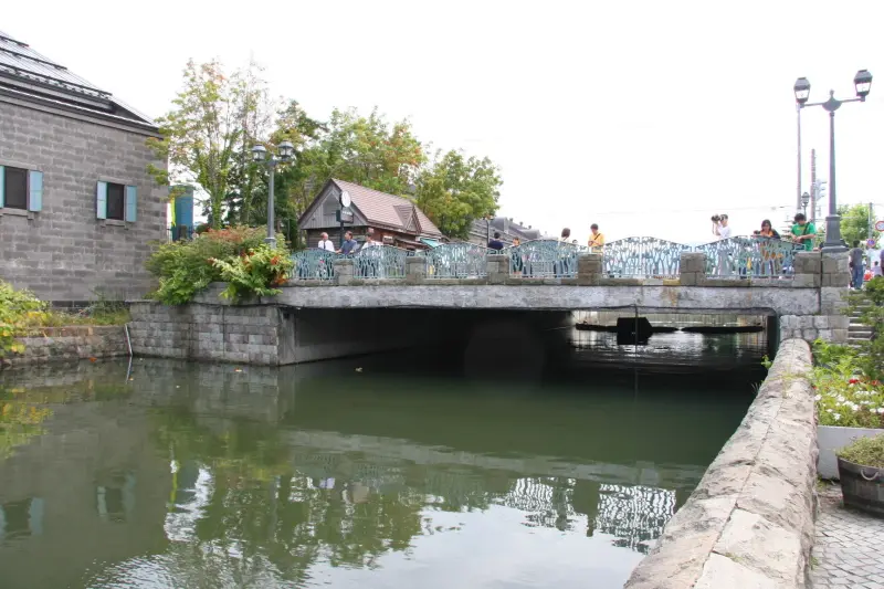 橋の上が撮影スポットとなっている小樽運河に架かる浅草橋
