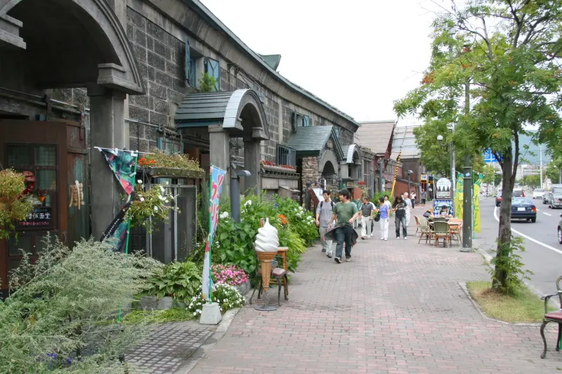 小樽運河周辺の倉庫はレストランやショップして営業