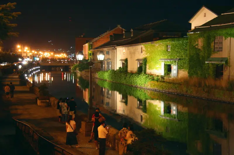 夜になるとライトアップされる小樽運河の夜景