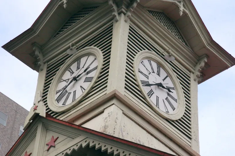 建設から１４０年を過ぎる現在も正確に時を刻む時計