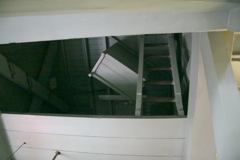 ２階の天井に見られる時計の機械室へ通じるハシゴ