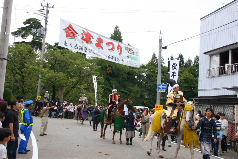 鶴ヶ城の出陣式が終わると市内を練り歩くパレード
