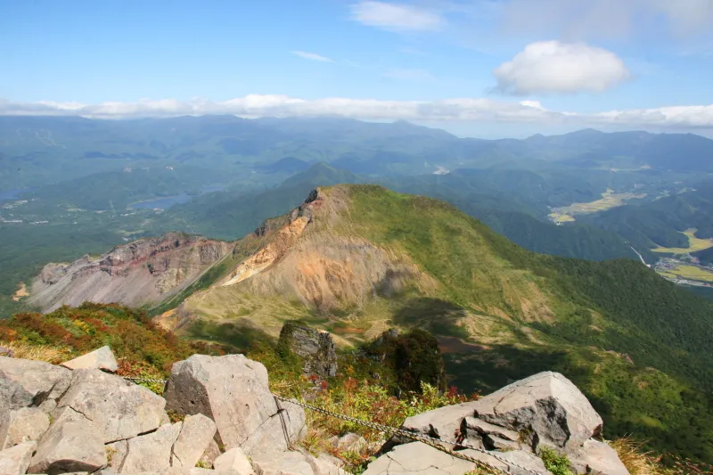 遠くの山も綺麗に眺められ左端が吾妻山、右端が安達太良山