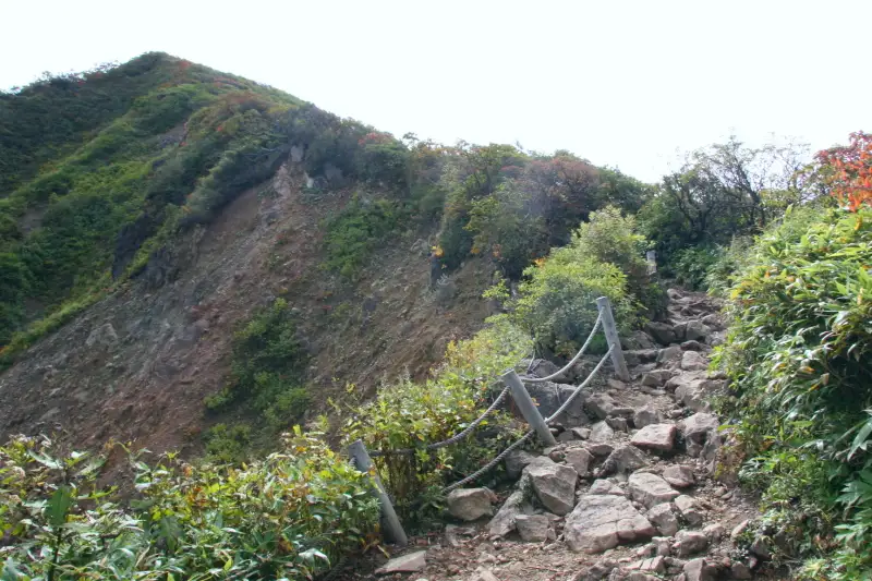 山頂方向が目の前に現れ手前は足がすくむほどの断崖絶壁