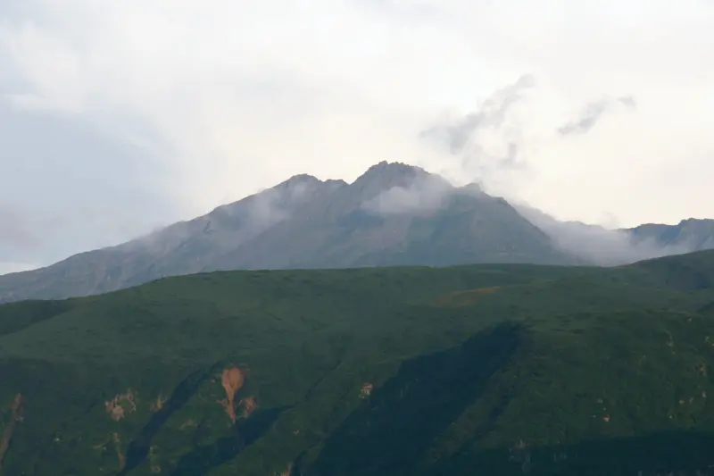 東方向に見える鳥海山最高峰の新山