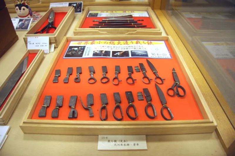 東京都伝統工芸品に指定される金槌で鉄を叩き造る総火造り