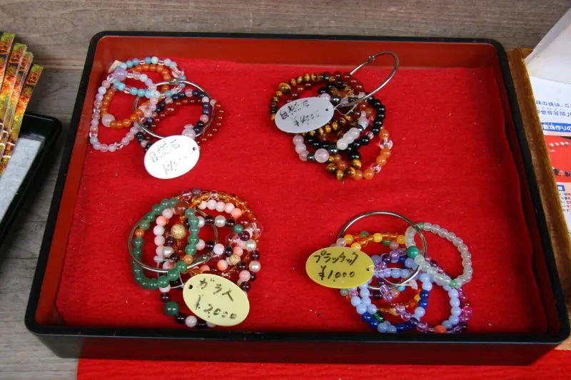 珠の配置から紐通しまで自分で作る数珠作り体験も可能