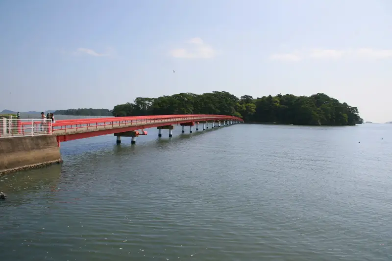全長２５２ｍの橋を渡って行く松島の福浦島