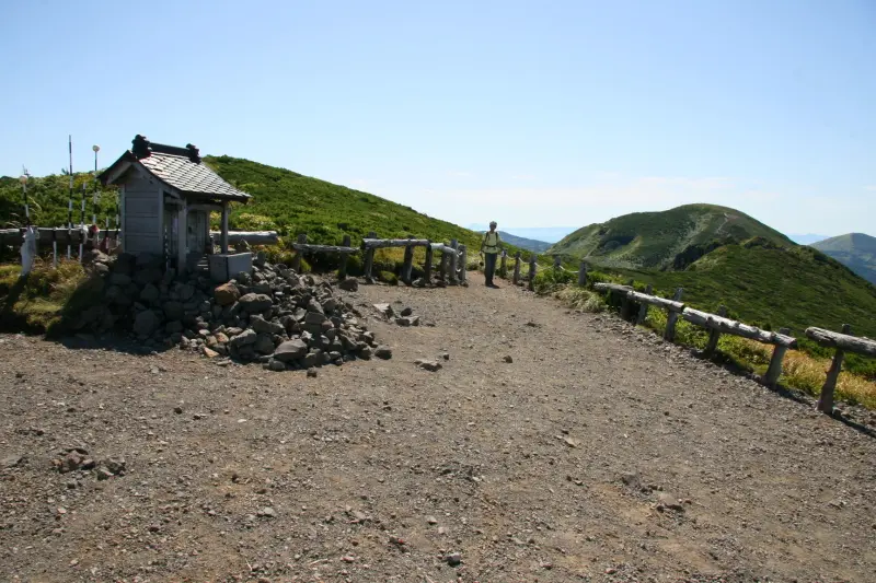小さな祠の立つ標高１５４８ｍの赤倉岳を通過