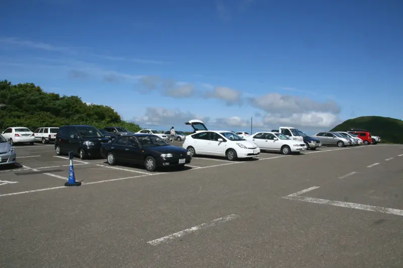 広い駐車場が整備されていて車のアクセスが良い場所