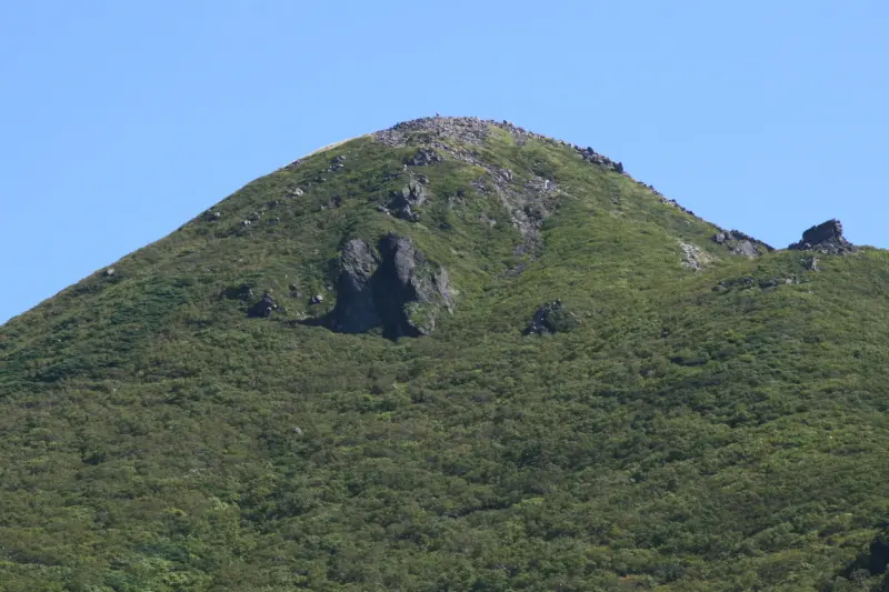 山頂の拡大写真。岩が露出する尖った山頂