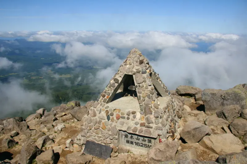 山頂標識と鐘が設置されている岩木山頂上