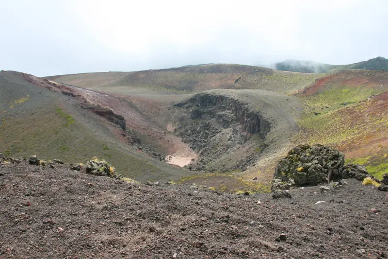 かつての噴火を物語る岩手山の火口跡