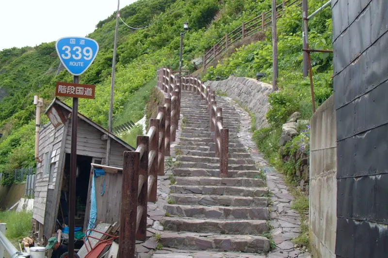 記念写真で訪れる人も多い階段国道