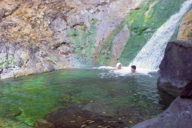昔は行く事のできた上流の滝壺温泉（２０００年１０月に撮影）