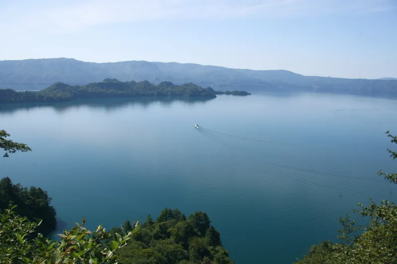 展望台からは青く美しい十和田湖を一望