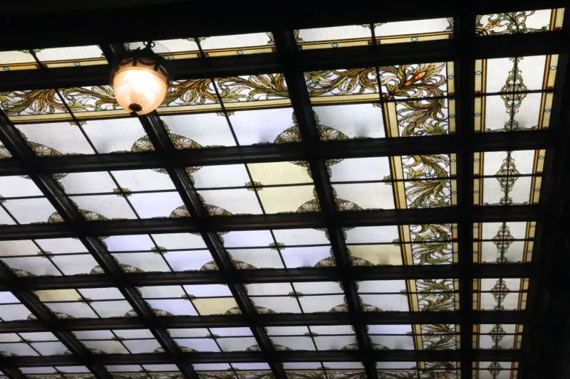 本会議場の天井に設置されている唐草模様のステンドグラス