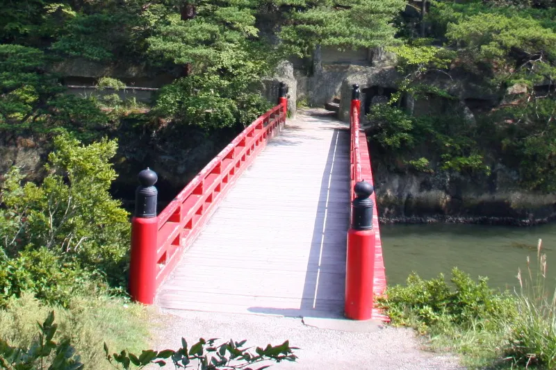 雄島に架けられている朱塗りの渡月橋