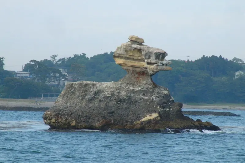 湾内で一番特徴的な形をしている仁王島