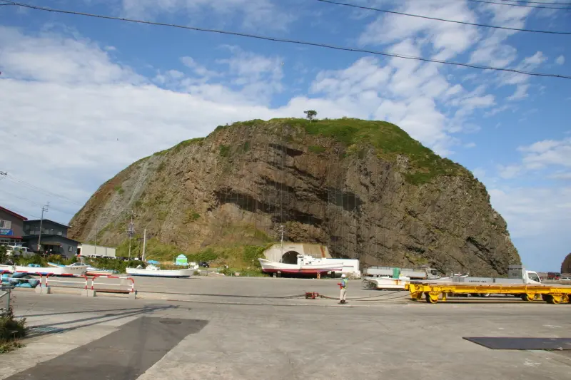 海岸線に巨大な姿で横たわる知床のオロンコ岩