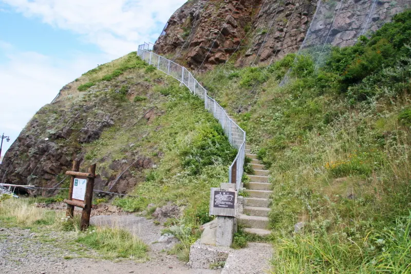 岩の上まで階段が整備されていて気軽に登ることが可能