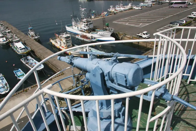 捕鯨船の船首に設置されているクジラに槍を打ち込む大砲