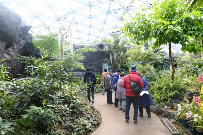 大温室では熱帯植物を中心に２７００種を栽培展示