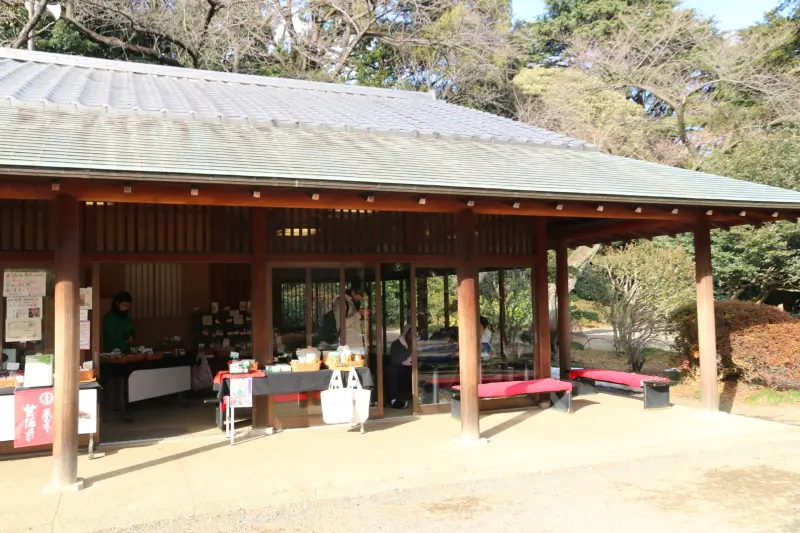 庭園を眺めながら休憩のできる茶店「翔天亭」