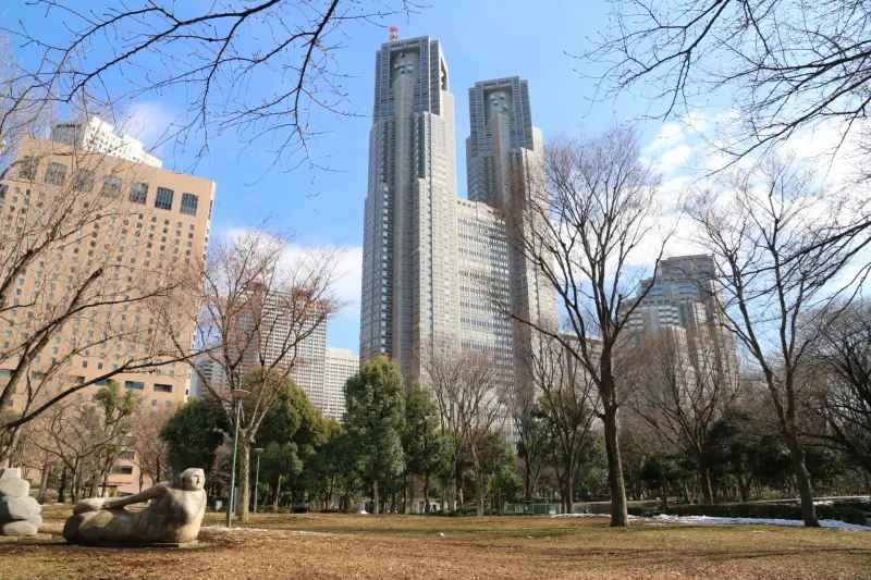 目の前に東京都庁のビルが見える新宿中央公園