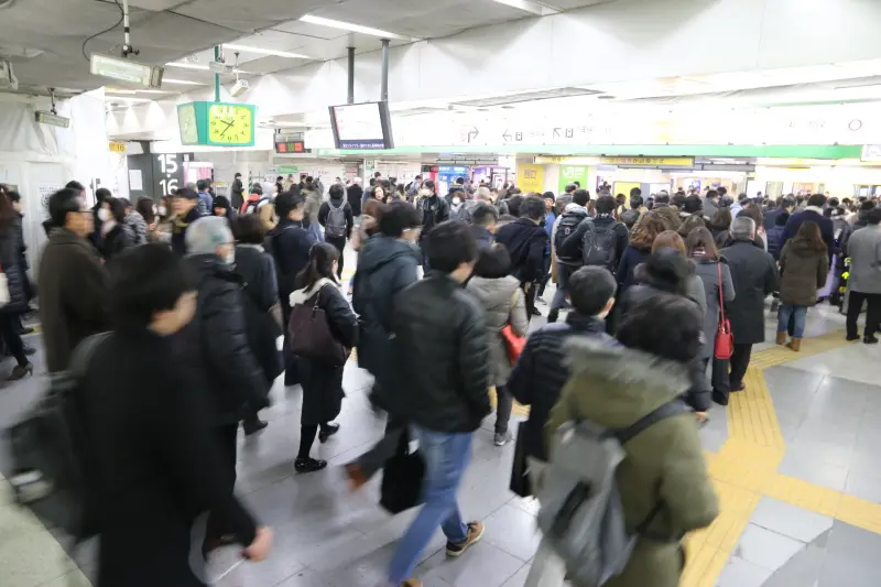 新宿駅西口で混雑が発生する出勤時間帯の様子