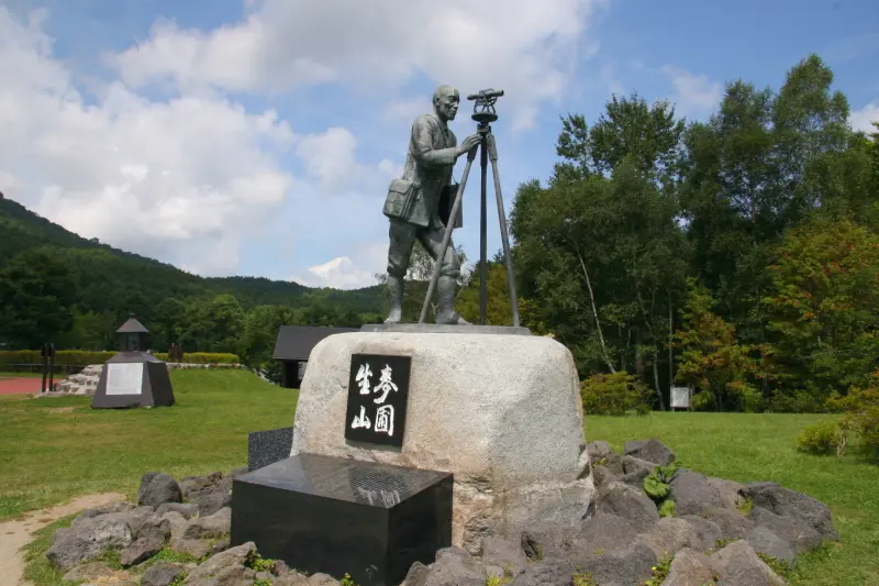 昭和新山の誕生を観察し続けた三松正夫の銅像