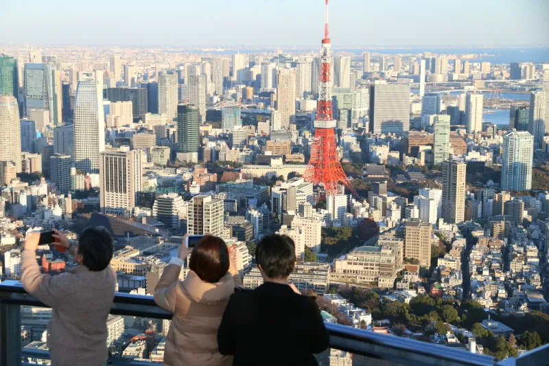 窓ガラスなど遮るものがないため綺麗に眺められる東京タワー