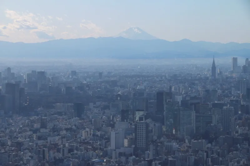 １００ｋｍ離れていても見える富士山の山頂