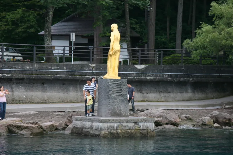 田沢湖の観光スポットになっているたつこ像
