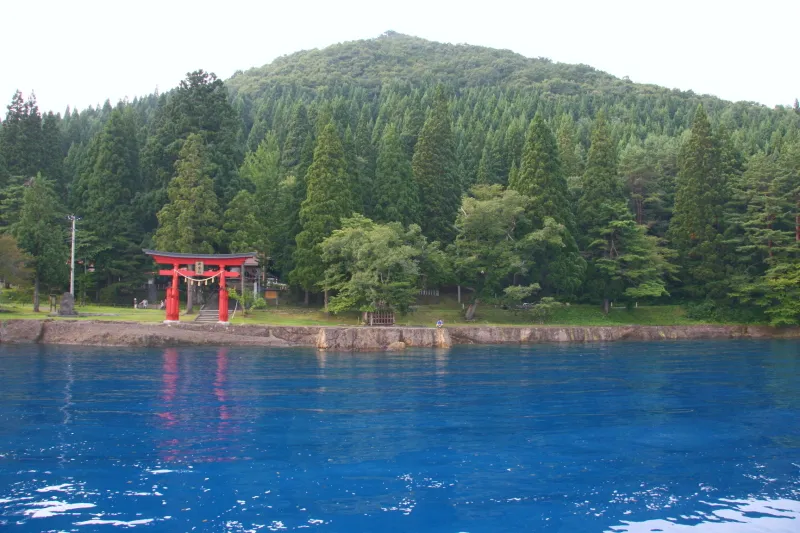 途中、御座石神社へ近づきコバルトブルーの湖面が印象的