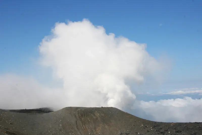 現在でも大きな噴煙が上がっていて活火山であることを実感