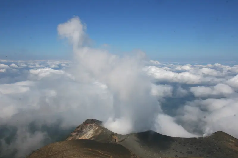 前十勝の火口から噴煙が上り活火山を実感する光景