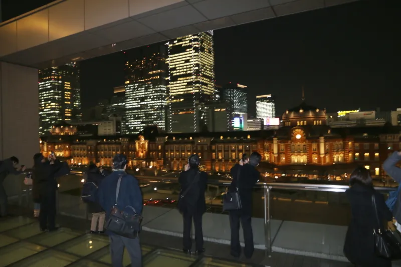 丸ビル５階にある展望テラスから眺める東京駅