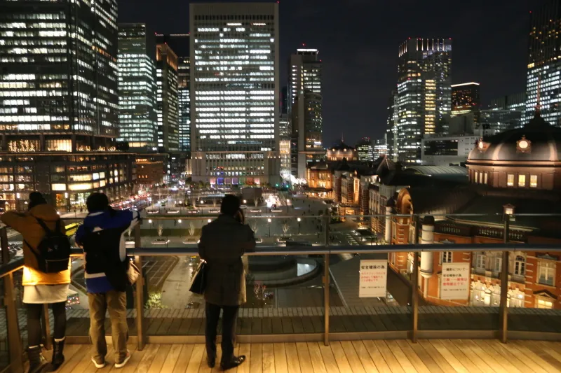 ＫＩＴＴＥ６階の屋上庭園から眺める東京駅