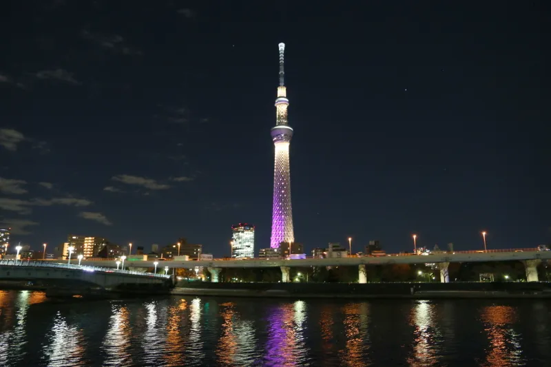 隅田川から眺めると水面に夜景の光が反射して綺麗
