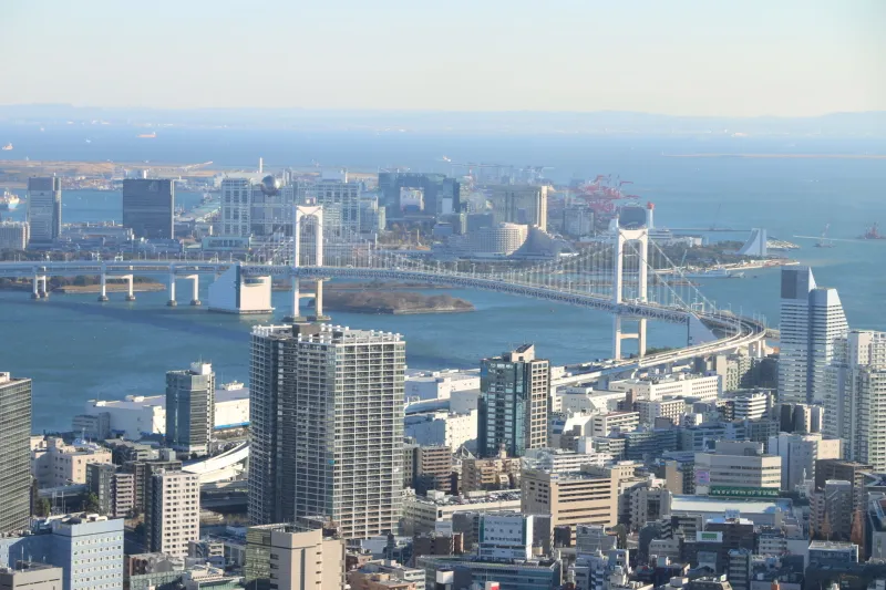 レインボーブリッジやお台場が見える東京湾方向の景色
