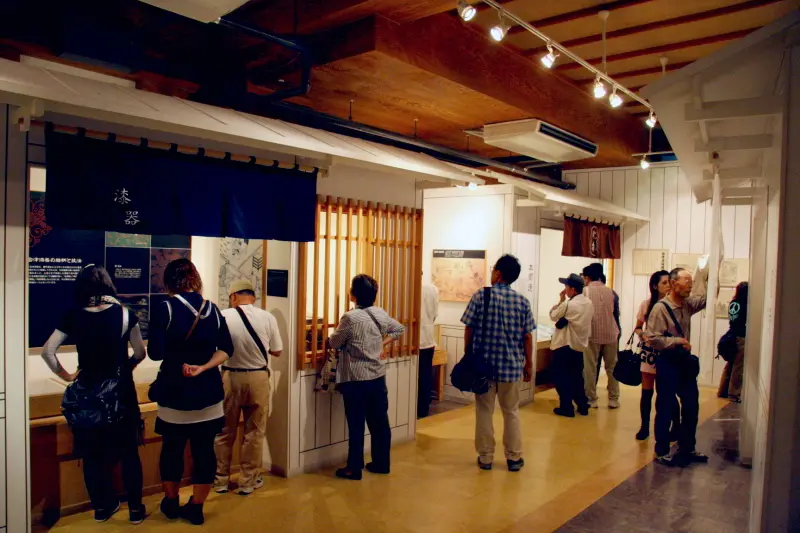 コンクリート造の館内は会津若松の歴史を紹介する資料館