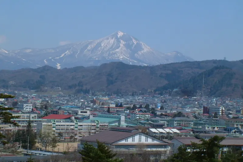 ４月中旬に訪れた時に見えた雪景色の磐梯山