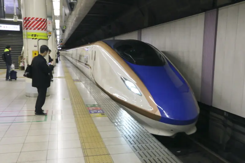金沢までの４５０ｋｍを運行する北陸新幹線「はくたか」